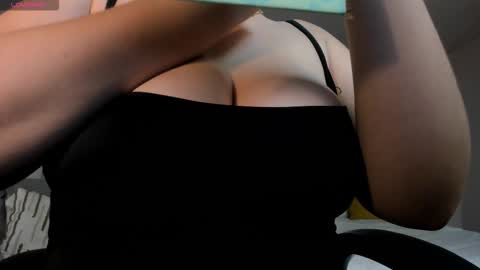 Snapshot of bellarosex1 chatting on December 16, 2025, 4:50 am Bella Rose online show from December 16, 2025, 4:50 am