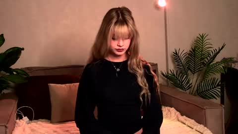 Snapshot of bellasecrettt chatting on May 8, 2026, 4:45 pm bellasecrettt online show from May 8, 2026, 4:45 pm