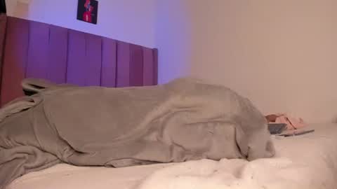 Bella online show from March 4, 2025, 11:22 pm