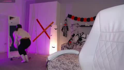 Bella online show from October 29, 2025, 1:41 am