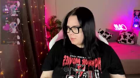 LinaBoo online show from November 18, 2025, 6:23 pm