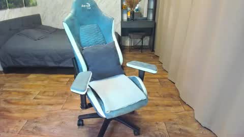 Im Lola online show from February 21, 2025, 1:33 pm