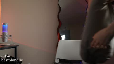 Snapshot of bestblondiiecb chatting on January 10, 2025, 2:25 am Chloe Next stream on Friday online show from January 10, 2025, 2:25 am