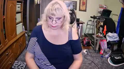 BeverlyQCynia online show from September 18, 2025, 11:45 am