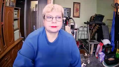 BeverlyQCynia online show from November 1, 2025, 12:18 pm