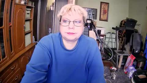 BeverlyQCynia online show from November 17, 2025, 12:00 pm