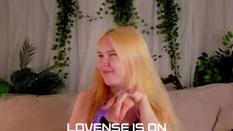 Eliz online show from October 28, 2025, 1:53 am