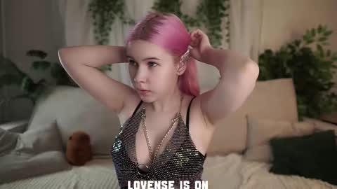 Eliz online show from December 5, 2025, 1:36 am