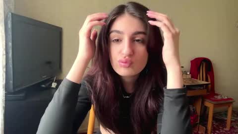 Elvi online show from April 19, 2026, 6:35 am