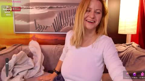 Snapshot of bigboobsarri chatting on October 17, 2025, 8:17 am BigBoobsArri online show from October 17, 2025, 8:17 am
