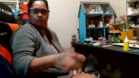 the Mini mami online show from November 14, 2025, 8:02 am