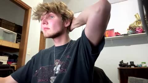 Snapshot of bigskinnyboyshh chatting on October 28, 2025, 10:34 pm bigskinnyboyshh online show from October 28, 2025, 10:34 pm