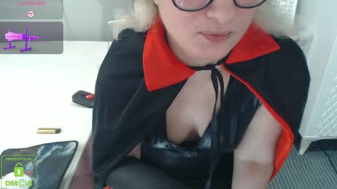 bisex woman online show from October 31, 2025, 5:30 am