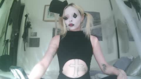 vampire fang  online show from October 30, 2025, 9:04 pm