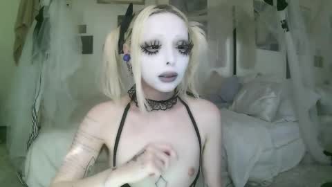 vampire fang  online show from February 25, 2026, 6:28 pm