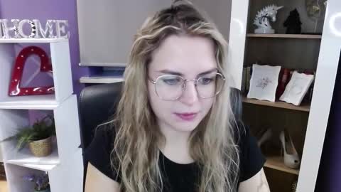 Z O E Y online show from October 27, 2025, 5:33 am