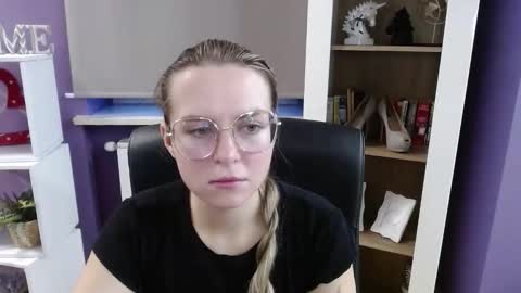 Z O E Y online show from November 13, 2025, 6:23 am