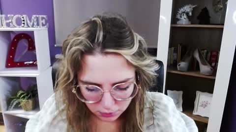 Z O E Y online show from December 2, 2025, 5:35 am