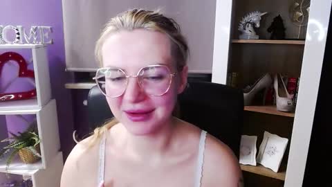 Z O E Y online show from February 9, 2026, 5:44 am