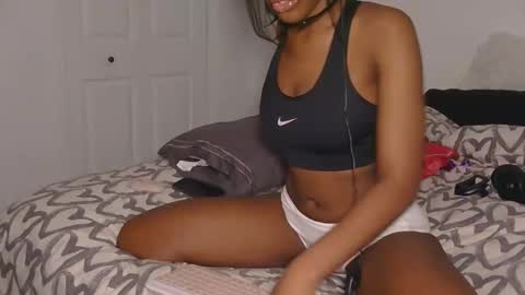 bloggirllaurel online show from December 15, 2025, 5:44 am