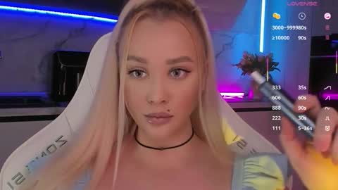 Lana online show from November 18, 2025, 6:51 am