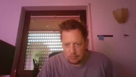 Snapshot of blonde32m chatting on October 5, 2025, 6:45 am blonde32m online show from October 5, 2025, 6:45 am