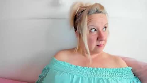 Snapshot of blonde_angel20 chatting on October 19, 2025, 3:12 pm Nicole online show from October 19, 2025, 3:12 pm
