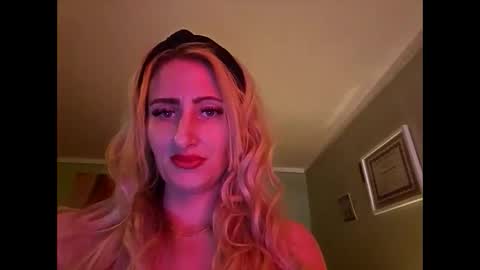 Snapshot of blondebellaaa3 chatting on December 4, 2024, 5:22 pm Gia  online show from December 4, 2024, 5:22 pm
