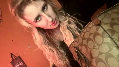 Snapshot of blondebellaaa3 chatting on March 4, 2025, 3:11 am Gia  online show from March 4, 2025, 3:11 am