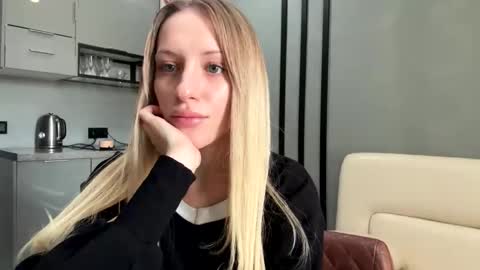 Snapshot of blondi_bondi chatting on December 15, 2024, 6:40 am Viktoriia online show from December 15, 2024, 6:40 am