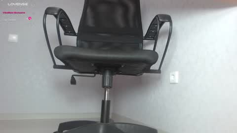 Im Di. I smell naked even when Im dressed. online show from February 5, 2025, 1:00 pm