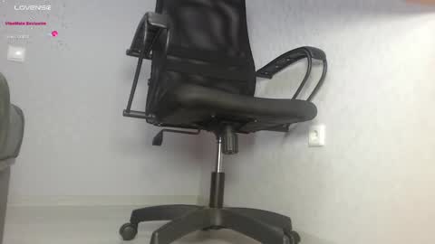 Im Di. I smell naked even when Im dressed. online show from March 4, 2025, 12:33 pm