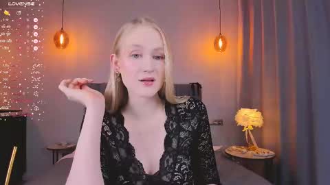 Mia online show from February 28, 2025, 7:35 pm