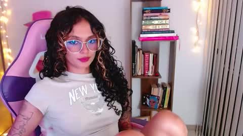 Snapshot of bluee_v chatting on April 28, 2026, 2:27 am Im Abril .. Nice to meet you thumb up me please its important INDEPENDENT MODEL online show from April 28, 2026, 2:27 am