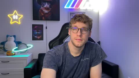 Snapshot of blueeyedtallguy chatting on December 6, 2024, 11:36 pm blueeyedtallguy online show from December 6, 2024, 11:36 pm