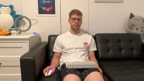 Snapshot of blueeyedtallguy chatting on December 17, 2024, 8:34 am blueeyedtallguy online show from December 17, 2024, 8:34 am