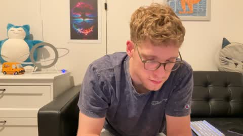 Snapshot of blueeyedtallguy chatting on December 18, 2024, 2:42 am blueeyedtallguy online show from December 18, 2024, 2:42 am