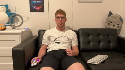 Snapshot of blueeyedtallguy chatting on December 19, 2024, 5:07 am blueeyedtallguy online show from December 19, 2024, 5:07 am