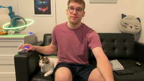 Snapshot of blueeyedtallguy chatting on December 19, 2024, 9:06 pm blueeyedtallguy online show from December 19, 2024, 9:06 pm