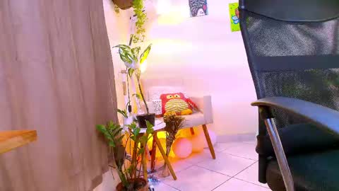 Snapshot of blueflora chatting on April 17, 2026, 1:47 pm FLORAA online show from April 17, 2026, 1:47 pm