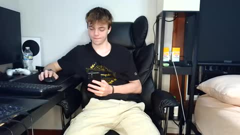 Snapshot of bobby72738 chatting on September 28, 2025, 11:54 pm bobby72738 online show from September 28, 2025, 11:54 pm