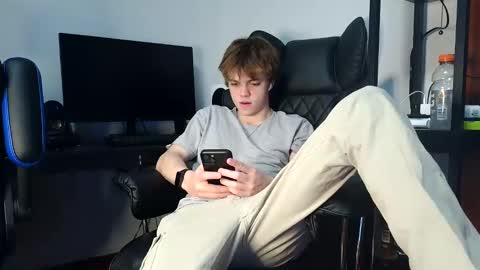 Snapshot of bobby72738 chatting on November 23, 2025, 2:44 am bobby72738 online show from November 23, 2025, 2:44 am