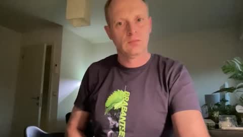 Snapshot of boegieboy76 chatting on December 21, 2025, 3:52 pm ask me online show from December 21, 2025, 3:52 pm