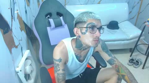 boy_tatto77 online show from January 15, 2026, 6:33 pm