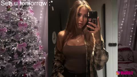 Snapshot of brabuss_ chatting on December 29, 2024, 10:12 am Lana online show from December 29, 2024, 10:12 am