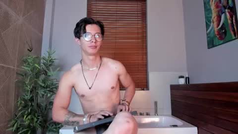Snapshot of brandon_starkk chatting on October 28, 2025, 12:30 pm brandon_starkk online show from October 28, 2025, 12:30 pm