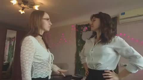 Mia and Maxina online show from April 17, 2026, 9:45 am