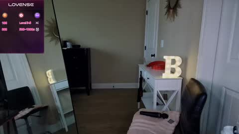 Snapshot of brookebee27 chatting on December 10, 2024, 9:43 pm brookebee online show from December 10, 2024, 9:43 pm