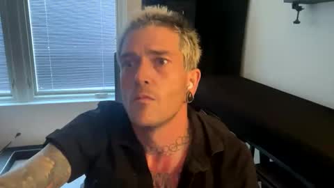 Snapshot of bryjybxxx chatting on October 19, 2025, 10:32 pm bryjybxxx online show from October 19, 2025, 10:32 pm