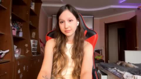 Milania online show from October 17, 2025, 8:39 am